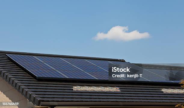 Painéis Solar - Fotografias de stock e mais imagens de Azul - Azul, Casa, Combustíveis e Geração de Energia
