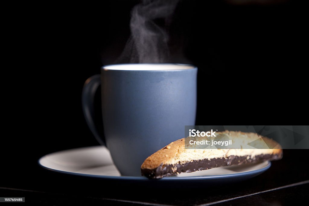 Taza de café caliente y Biscotti - Foto de stock de Alimento libre de derechos