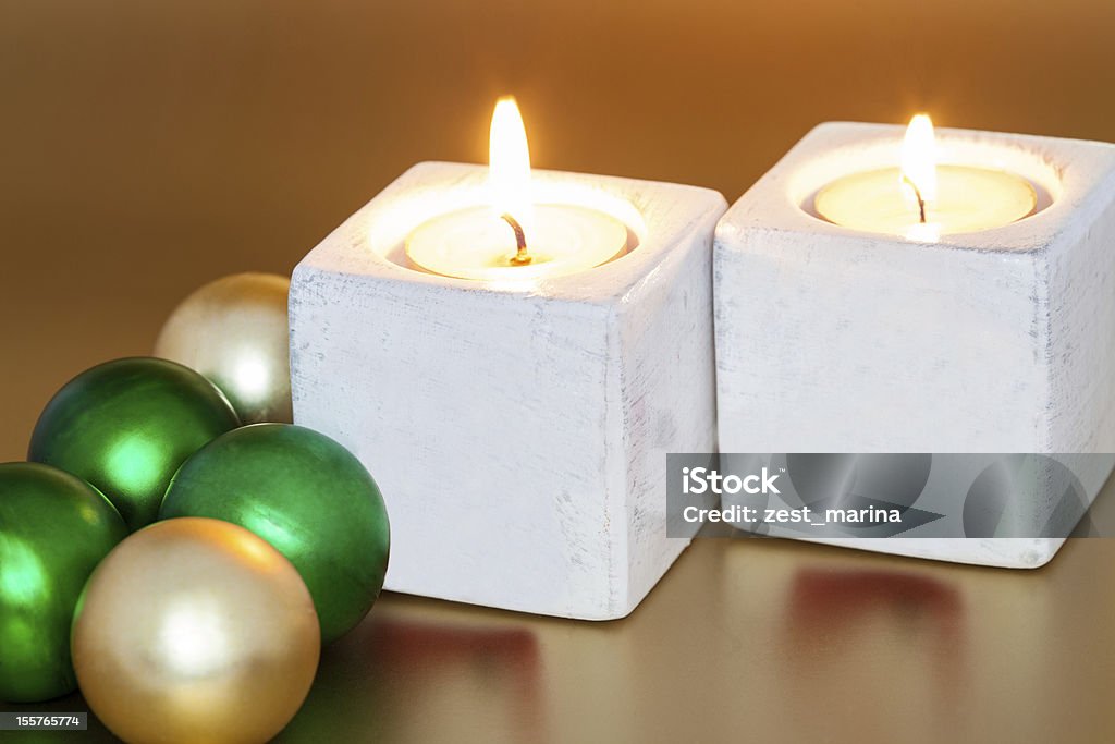 Candele di Natale con giocattoli - Foto stock royalty-free di Bianco