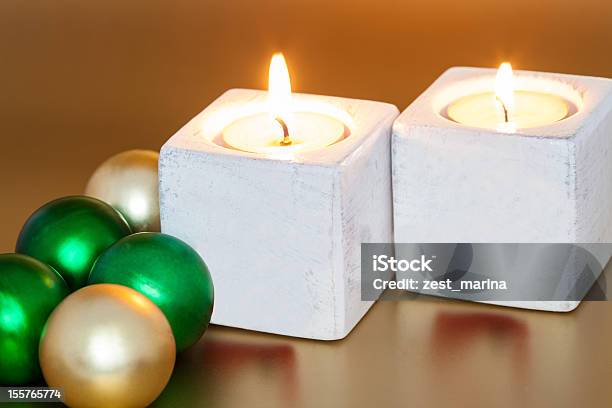 Candele Di Natale Con Giocattoli - Fotografie stock e altre immagini di Bianco - Bianco, Candela - Attrezzatura per illuminazione, Close-up