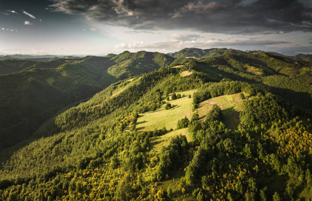 vue aérienne des collines au crépuscule en Italie - Photo