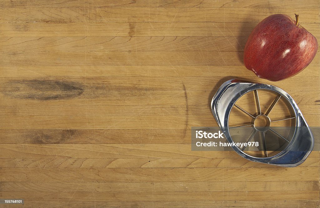 Apple e Corer em um balcão de madeira - Foto de stock de Acabado royalty-free