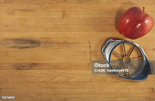Apple И Corer На Деревянной Стойка — стоковые фотографии и другие картинки Алюминий - Алюминий, Без людей, Блестящий