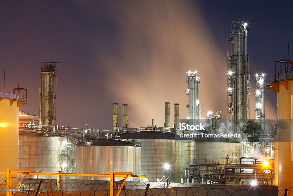 Vista nocturna de una planta petroquímica - Foto de stock de Acero libre de derechos