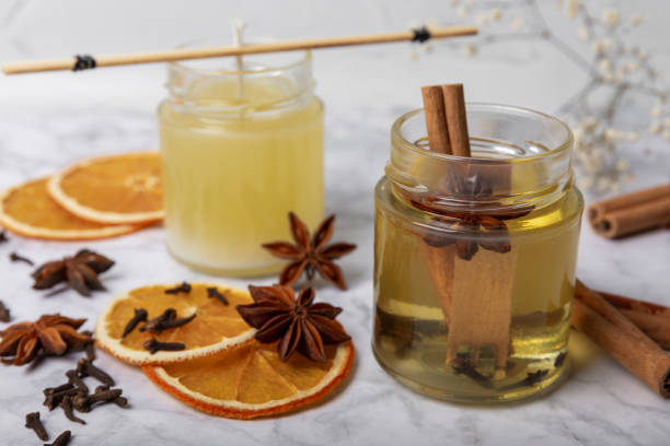 faire des bougies maison. pots en verre avec mèches, cire de soja et parfums sur fond sonore. élément hobby.decor. place pour le texte. emplacement à copier. - bougie artisanale anis cannelle orange photos et images de collection