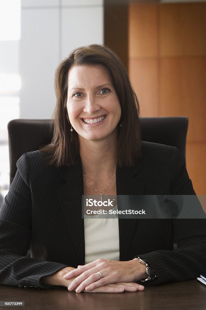 Retrato de empresaria madura - Foto de stock de Escritorio libre de derechos