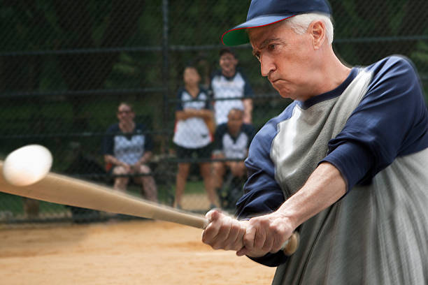 starszy człowiek grając z baseball bat - baseball player baseball holding bat zdjęcia i obrazy z banku zdjęć