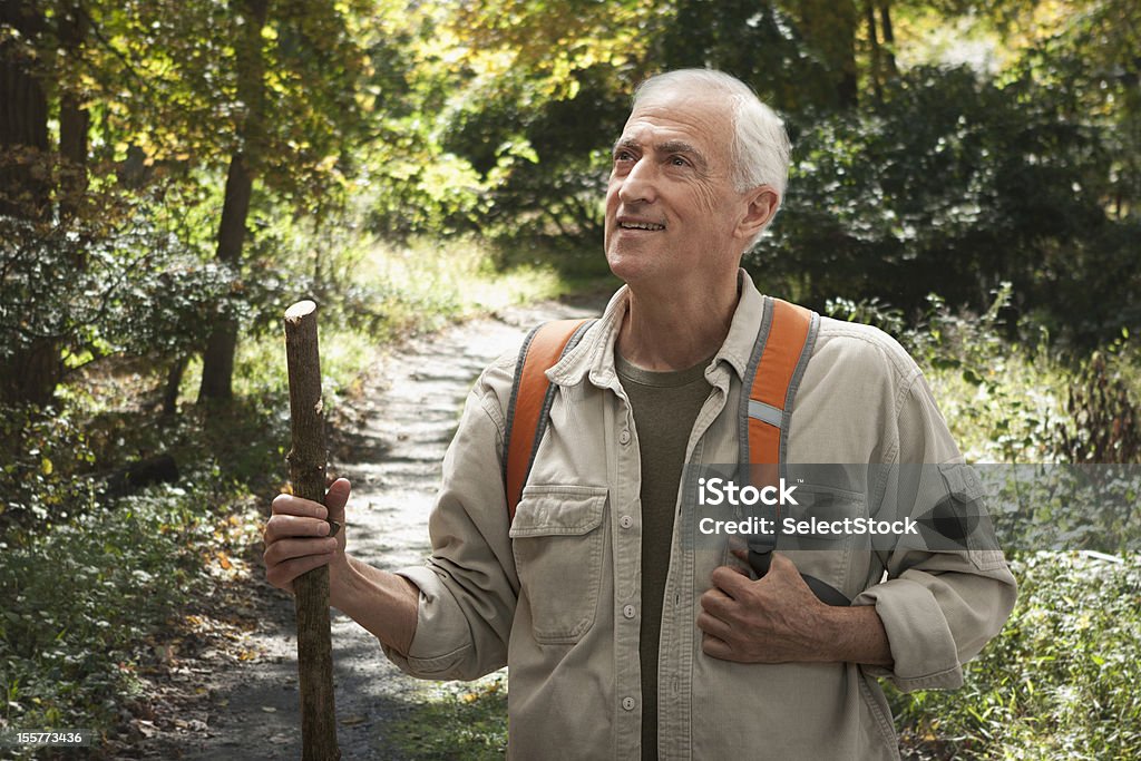 Senior hombre en el sendero de excursionismo - Foto de stock de Pensilvania libre de derechos