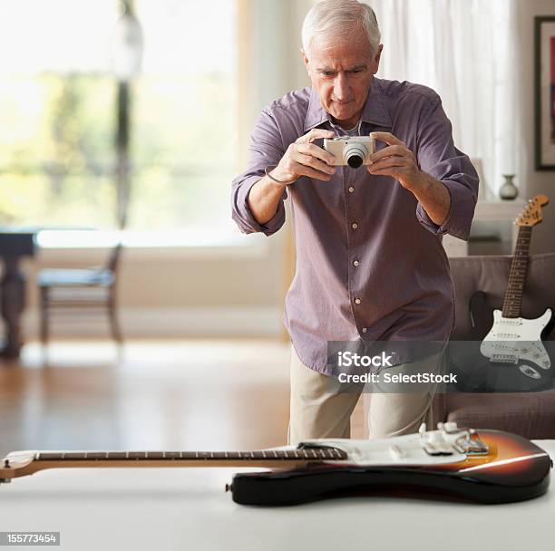 Starszy Człowiek Biorąc Zdjęcie Z Gitara - zdjęcia stockowe i więcej obrazów Fotografować - Fotografować, Senior, 65-69 lat