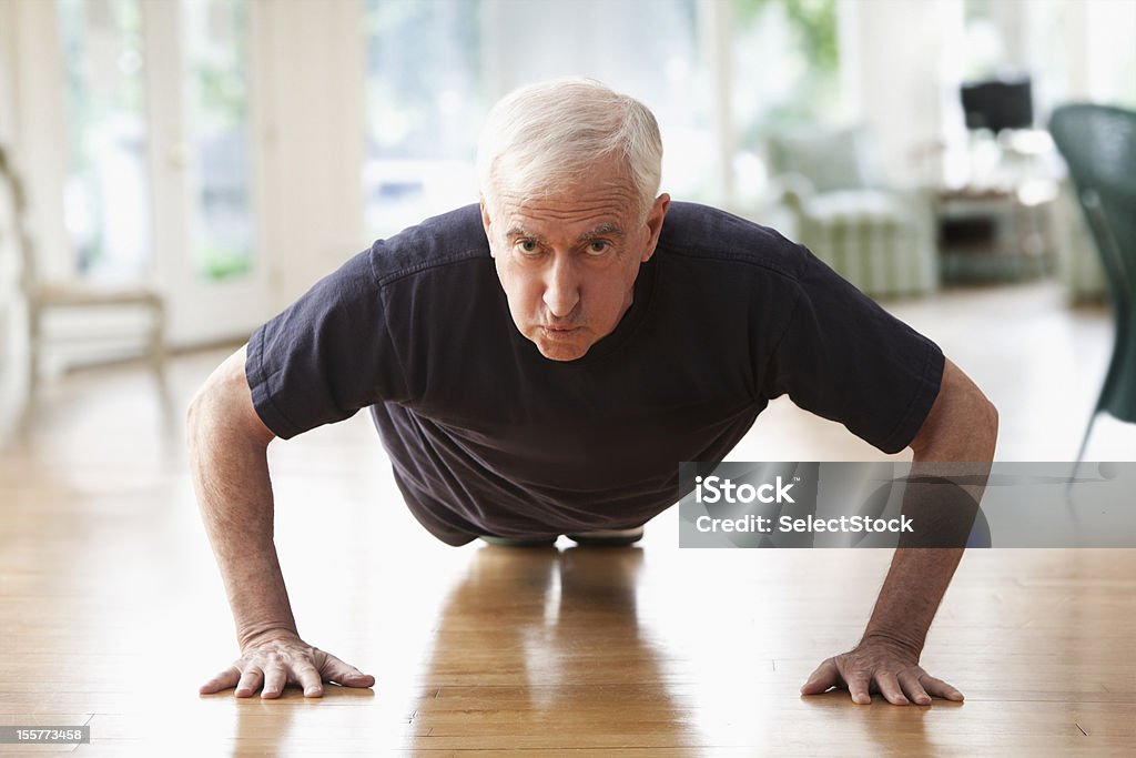 Homem sênior fazendo push ups - Foto de stock de Flexões de Braço royalty-free