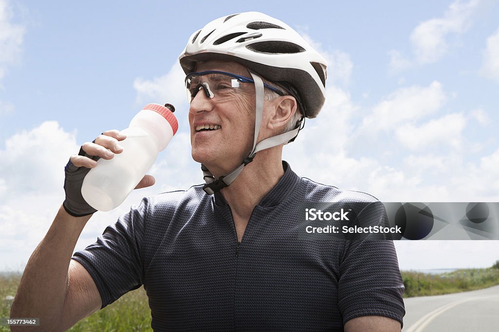 Homem sênior a água descanso de ciclismo - Foto de stock de Plástico royalty-free