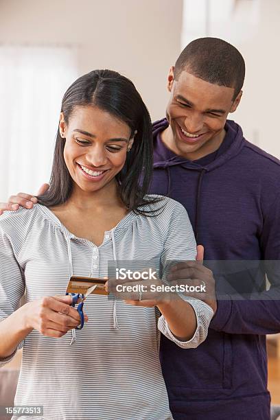Junges Paar Schneiden Kreditkarte Stockfoto und mehr Bilder von 25-29 Jahre - 25-29 Jahre, Afrikanischer Abstammung, Bankkarte