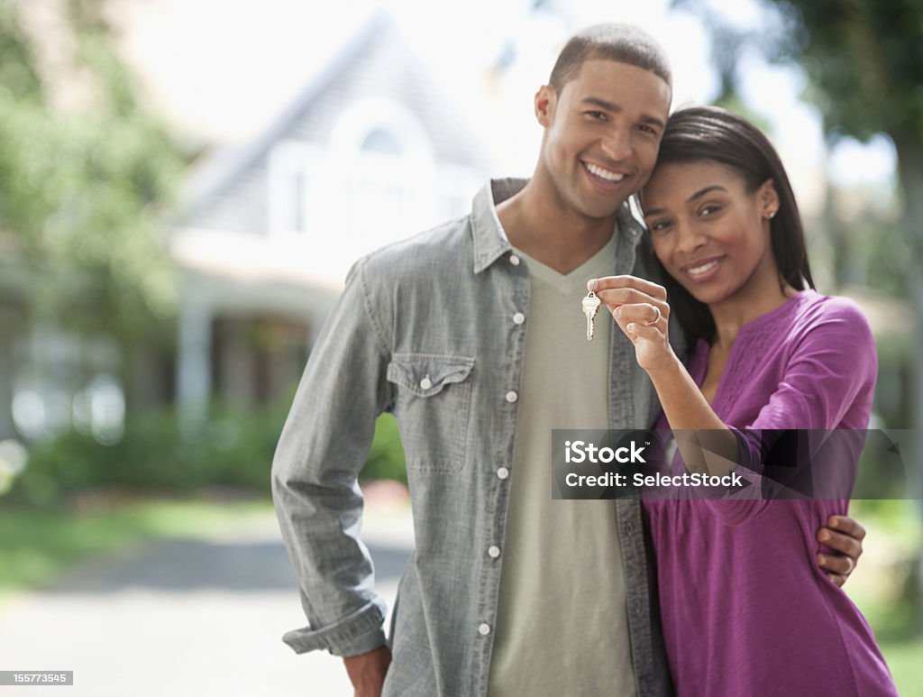 Pareja joven con llaves de nuevo hogar - Foto de stock de Llave de la casa libre de derechos