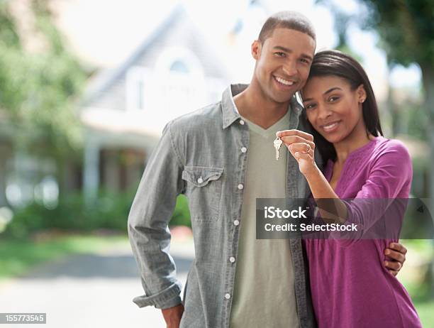 Pareja Joven Con Llaves De Nuevo Hogar Foto de stock y más banco de imágenes de Llave de la casa - Llave de la casa, Agarrar, Llave - Objetos de seguridad