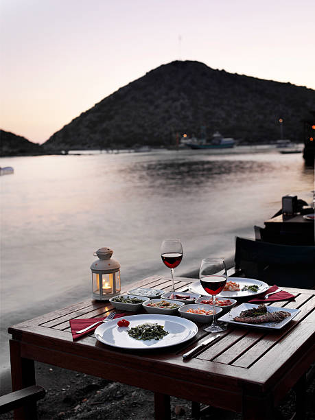 jantar romântico - restaurant wine table table for two imagens e fotografias de stock