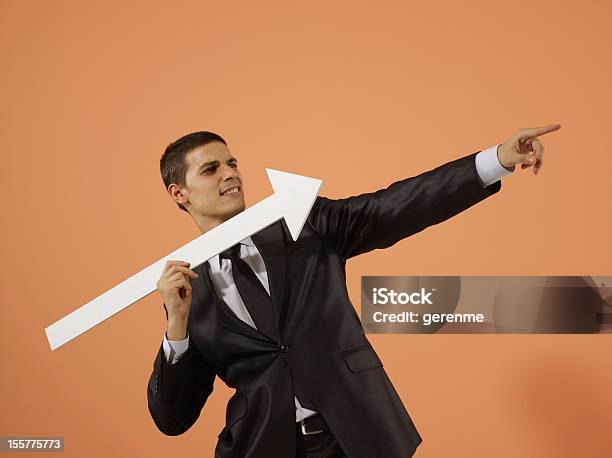 Hombre Tirando Señal De Flecha Foto de stock y más banco de imágenes de Lanzar - Actividad física - Lanzar - Actividad física, Personas de negocios, Señal de flecha