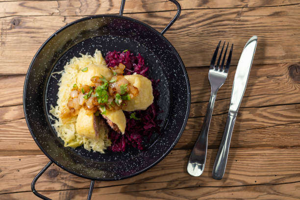 dumpllings rellenos de carne ahumada servida con col roja y blanca - sauerkraut cabbage vegetable white cabbage fotografías e imágenes de stock