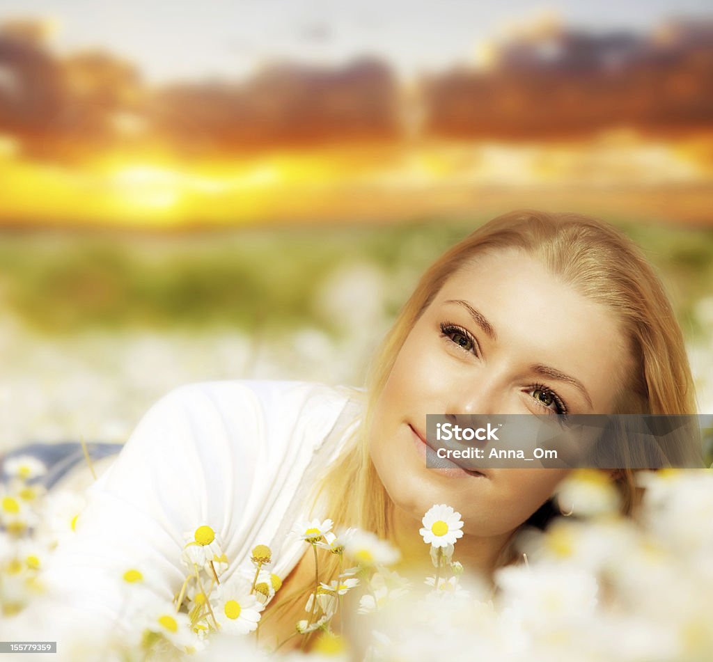 Schöne Frauen genießen Blume Feld auf Sonnenuntergang - Lizenzfrei Attraktive Frau Stock-Foto