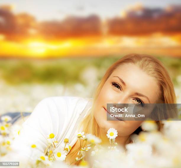 Schöne Frauen Genießen Blume Feld Auf Sonnenuntergang Stockfoto und mehr Bilder von Attraktive Frau