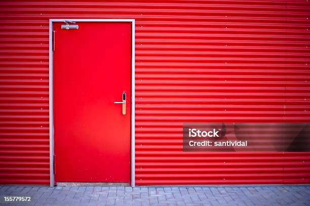 Foto de Fechamento Do Red Door e mais fotos de stock de Porta à Prova de Fogo - Porta à Prova de Fogo, Porta, Porta Industrial