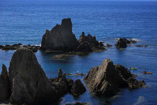 pessoas a praticar canoagem no recife sirenes no cabo de gata - vela peça de embarcação - fotografias e filmes do acervo