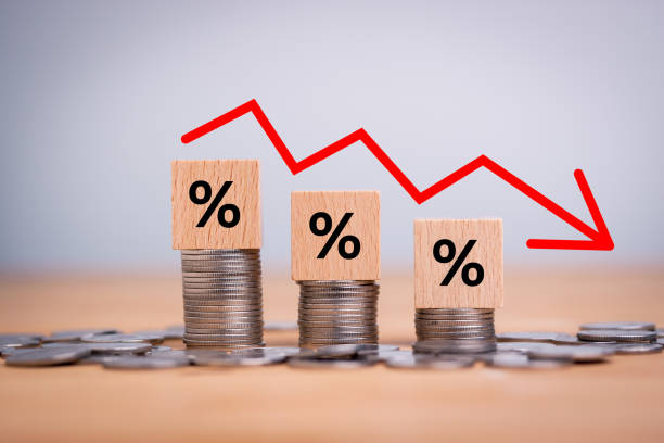 percentage sign on wooden cubes with stack of coin bar chart and red graph trending downwards on white background. economy recession crisis, inflation, stagflation, business and financial loss concept - bar graph imagens e fotografias de stock