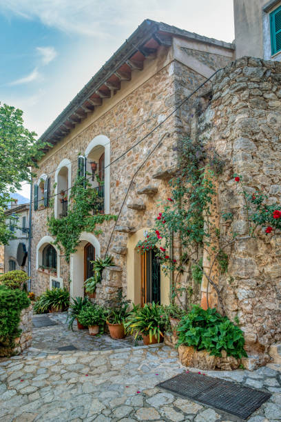 narrow streets in historic center of town of vlldemossa, 발레아레스 제도 마요르카 스페인. - valldemossa 뉴스 사진 이미지