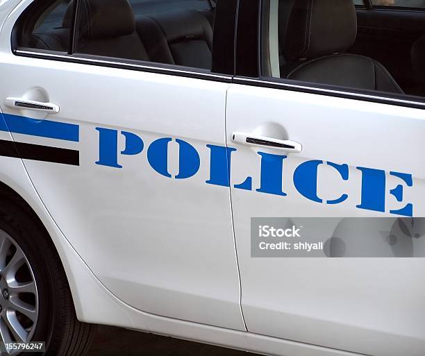 Detalle De Un Coche De Policía Foto de stock y más banco de imágenes de Azul - Azul, Blanco - Color, Coche