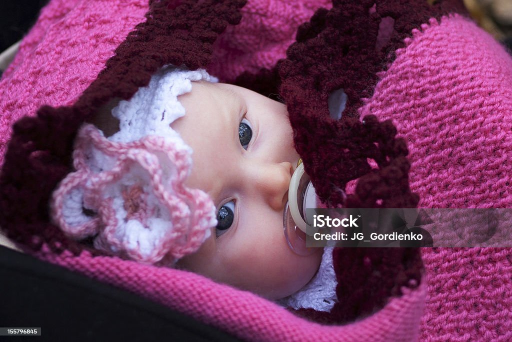 Hermosa chica en ropa rosa bebé - Foto de stock de 12-17 meses libre de derechos