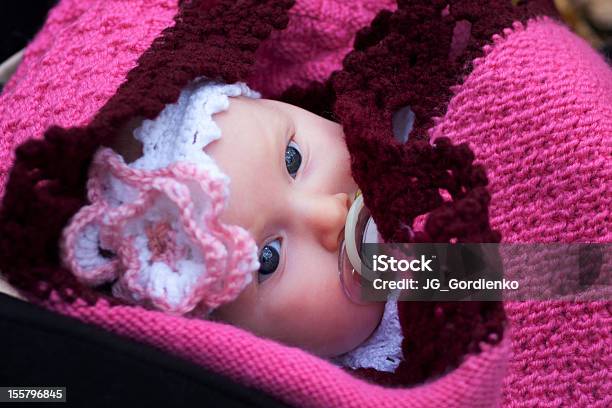 Hermosa Chica En Ropa Rosa Bebé Foto de stock y más banco de imágenes de 12-17 meses - 12-17 meses, Aire libre, Bebé