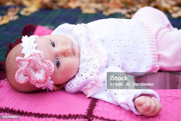Bella Ragazza In Un Abito Rosa Baby - Fotografie stock e altre immagini di 12-17 mesi - 12-17 mesi, Ambientazione esterna, Bambino