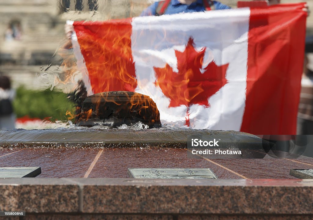 Bandera canadiense en Centennial llama - Foto de stock de Agarrar libre de derechos