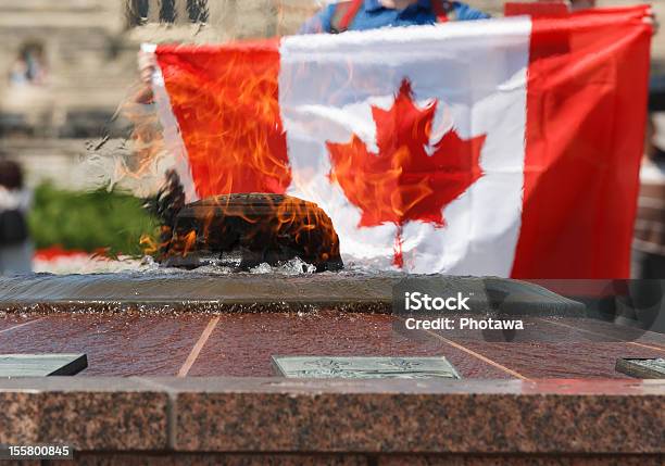 Bandera Canadiense En Centennial Llama Foto de stock y más banco de imágenes de Agarrar - Agarrar, Agua, Aire libre