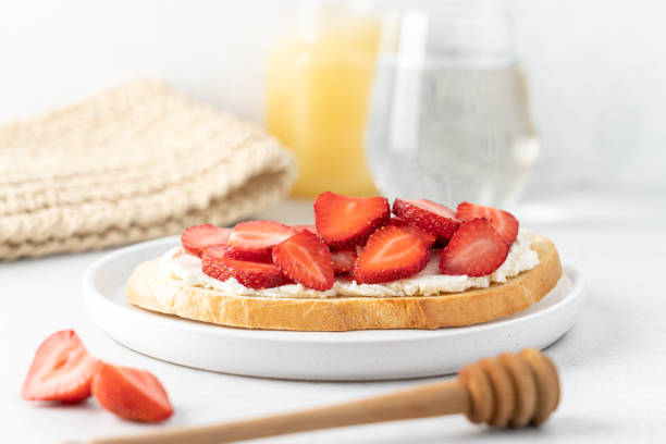 kanapka truskawkowo-kremówka na białym tle - toast bread berry appetizer zdjęcia i obrazy z banku zdjęć