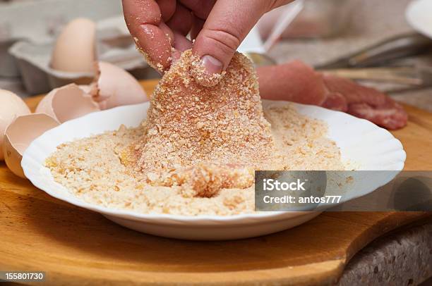 Gerollter Koteletts In Der Pfadanzeige Stockfoto und mehr Bilder von Paniermehl - Paniermehl, Scaloppini, Vorbereitung