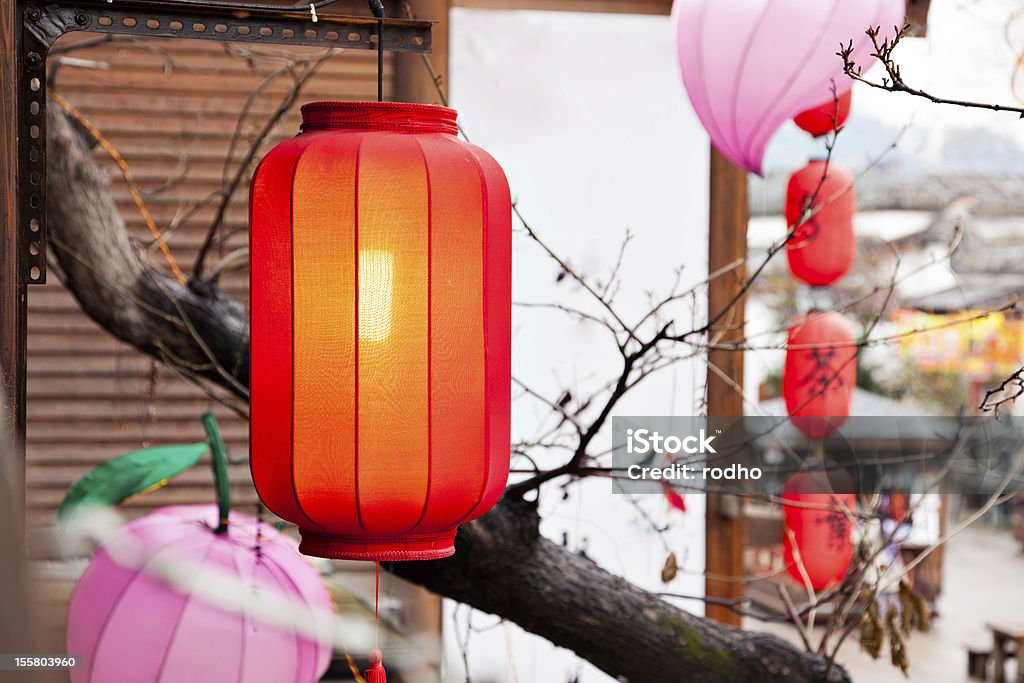 Red lantern penduradas no teto - Foto de stock de Ano Novo chinês royalty-free