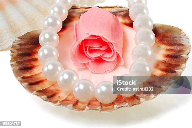 Conchiglie Di Mare Con Perle E Rose - Fotografie stock e altre immagini di Bellezza - Bellezza, Brillante, Composizione orizzontale
