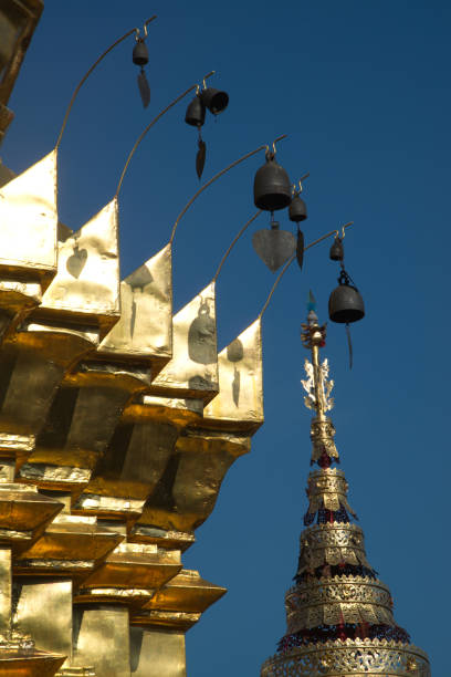 guarda-chuva dourado e o canto do pagode budista dourado em wat pa pathomchai, - corner temple stupa tower - fotografias e filmes do acervo