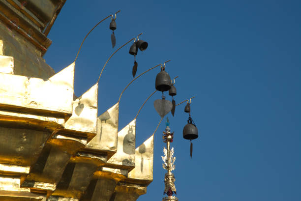 o canto do pagode budista dourado em wat pa pathomchai, - corner temple stupa tower - fotografias e filmes do acervo