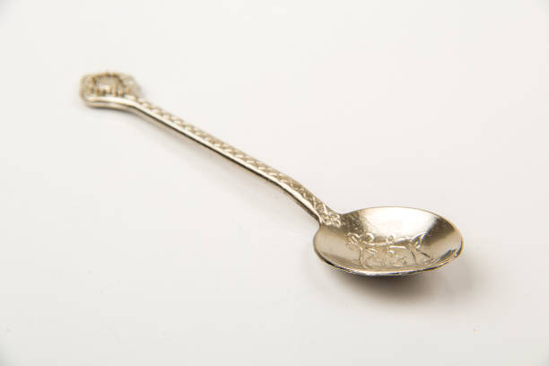 白い背景にスタイリッシュなきれいな銀のスプーン - teaspoon tablespoon silver spoon ストックフォトと画像