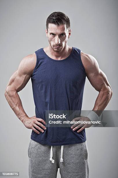 Photo libre de droit de Musculaire Homme En Chemise Athlétique banque d'images et plus d'images libres de droit de Adulte - Adulte, Bien-être, Body building