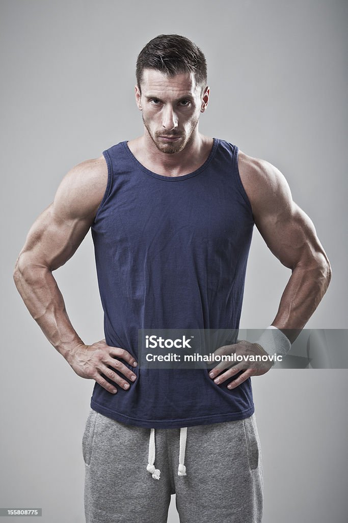 Homem Musculoso em camisa esportiva - Foto de stock de Adulto royalty-free