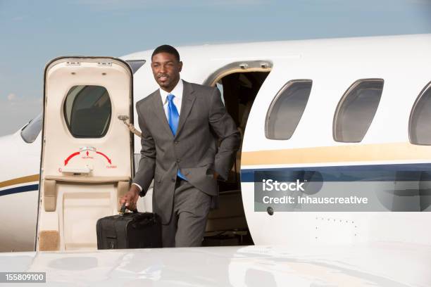 屋外に立っているビジネスマンのビジネス自家用機 - アフリカ民族のストックフォトや画像を多数ご用意 - アフリカ民族, 自家用飛行機, アフリカ系アメリカ人