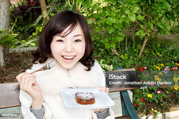 행복함 여자 식사 프렌치 토스트 In Park 18-19세에 대한 스톡 사진 및 기타 이미지 - 18-19세, 20-29세, 겨울 코트
