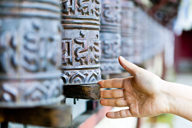 ruota di preghiera in monastero, nepal - prayer wheel immagine foto e immagini stock