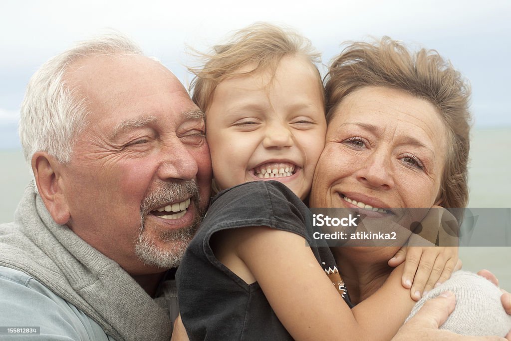 Glückliches kleines Mädchen mit Großeltern - Lizenzfrei Aktiver Senior Stock-Foto