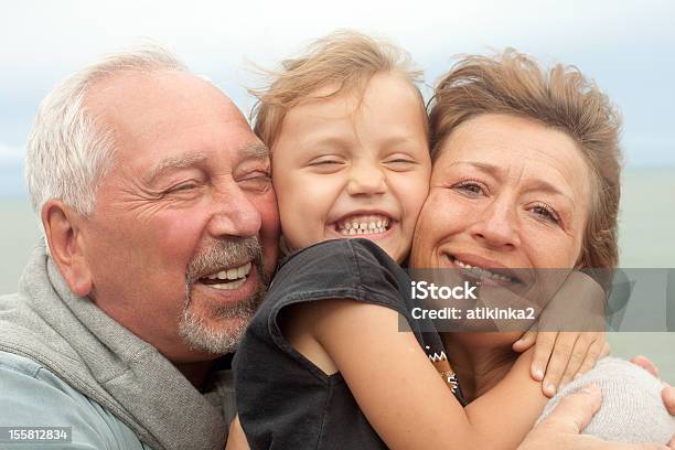 Glückliches Kleines Mädchen Mit Großeltern Stockfoto und mehr Bilder von Aktiver Senior - Aktiver Senior, Alter Erwachsener, Enkelkind