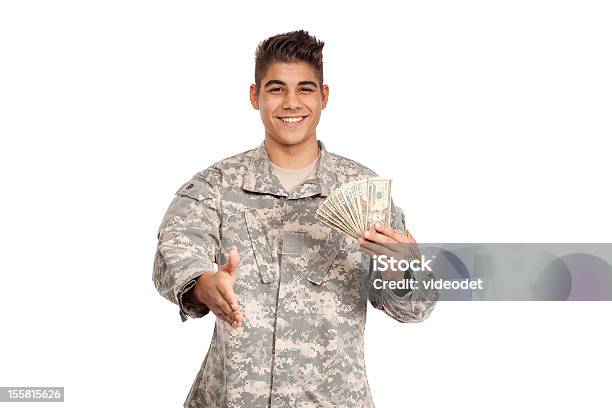 Feliz Serviceman Dinero Ofrece Apretón De Manos Sosteniendo Foto de stock y más banco de imágenes de Estrechar las manos