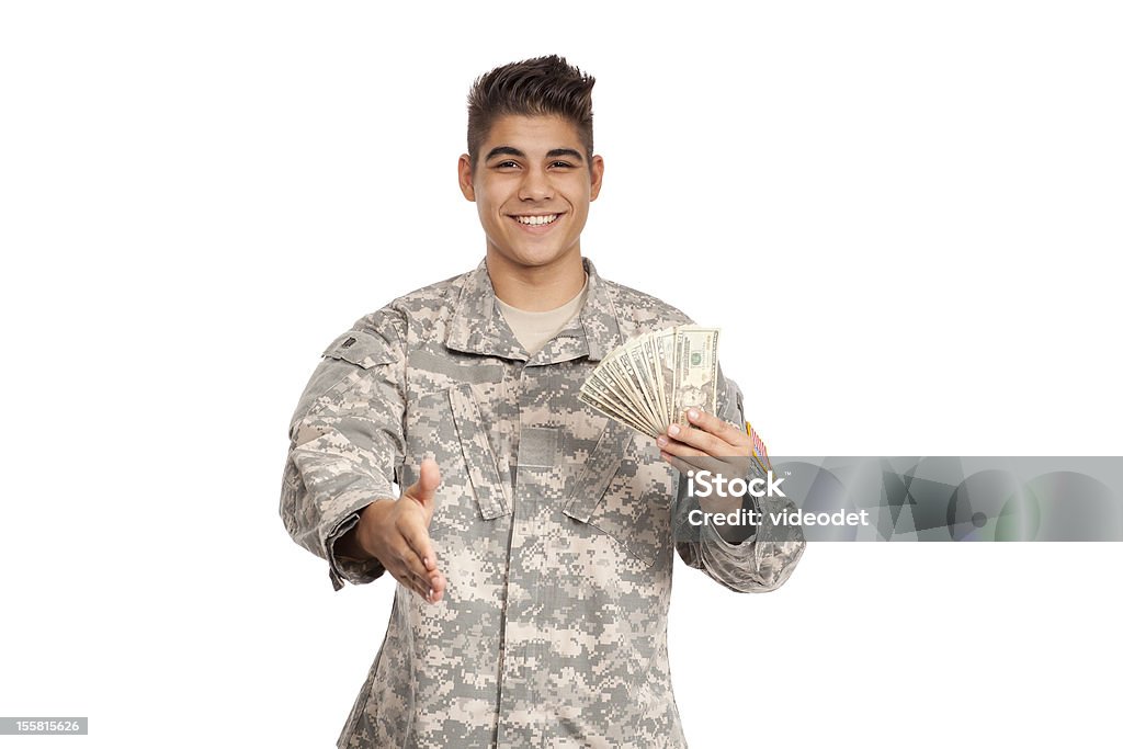 Soldato felice con soldi offre stretta di mano - Foto stock royalty-free di Stringersi la mano