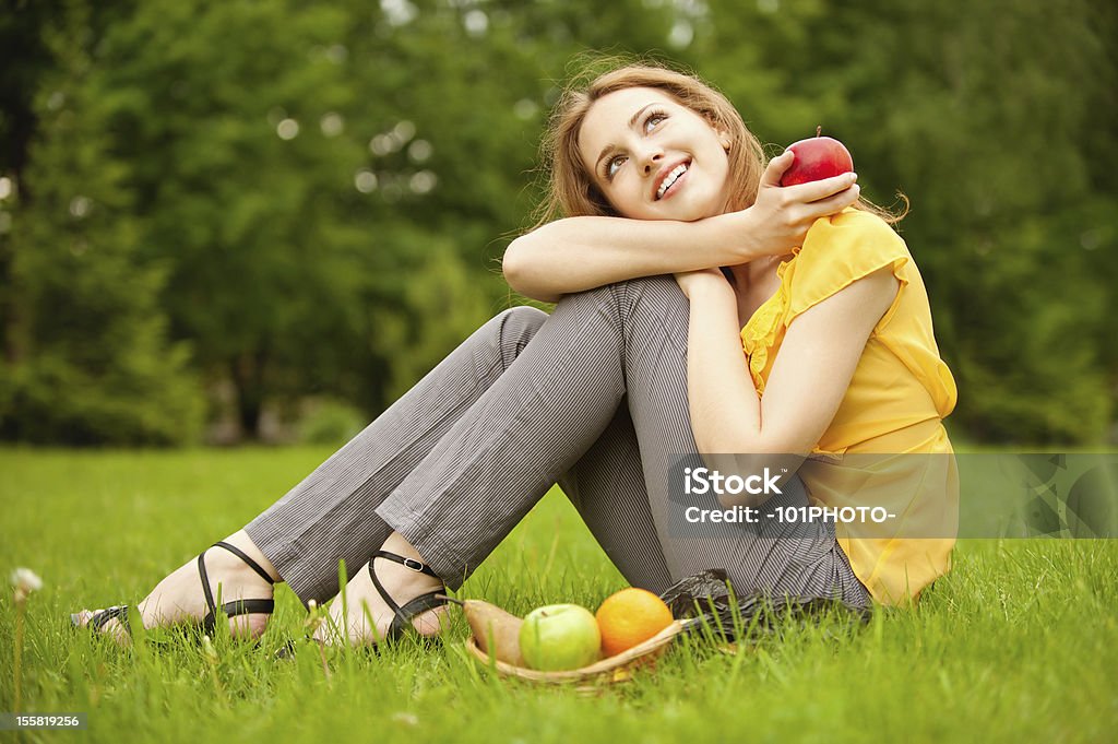 Menina com cesta de maçã - Foto de stock de 20-24 Anos royalty-free